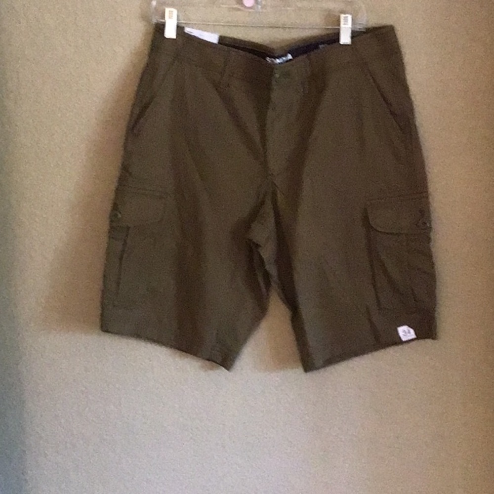 Kohls Sonoma men’s cargo short.      Size34    Dark khaki color